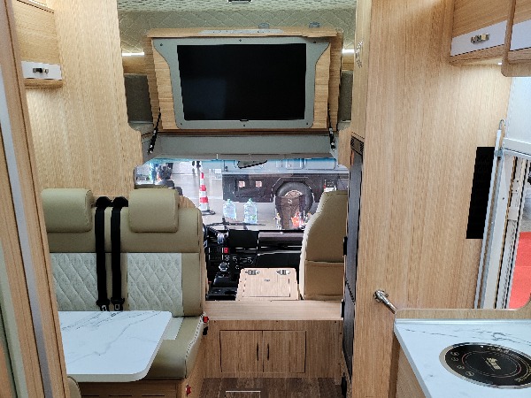 豪沃大额头贯通仓房车 价格28.8w